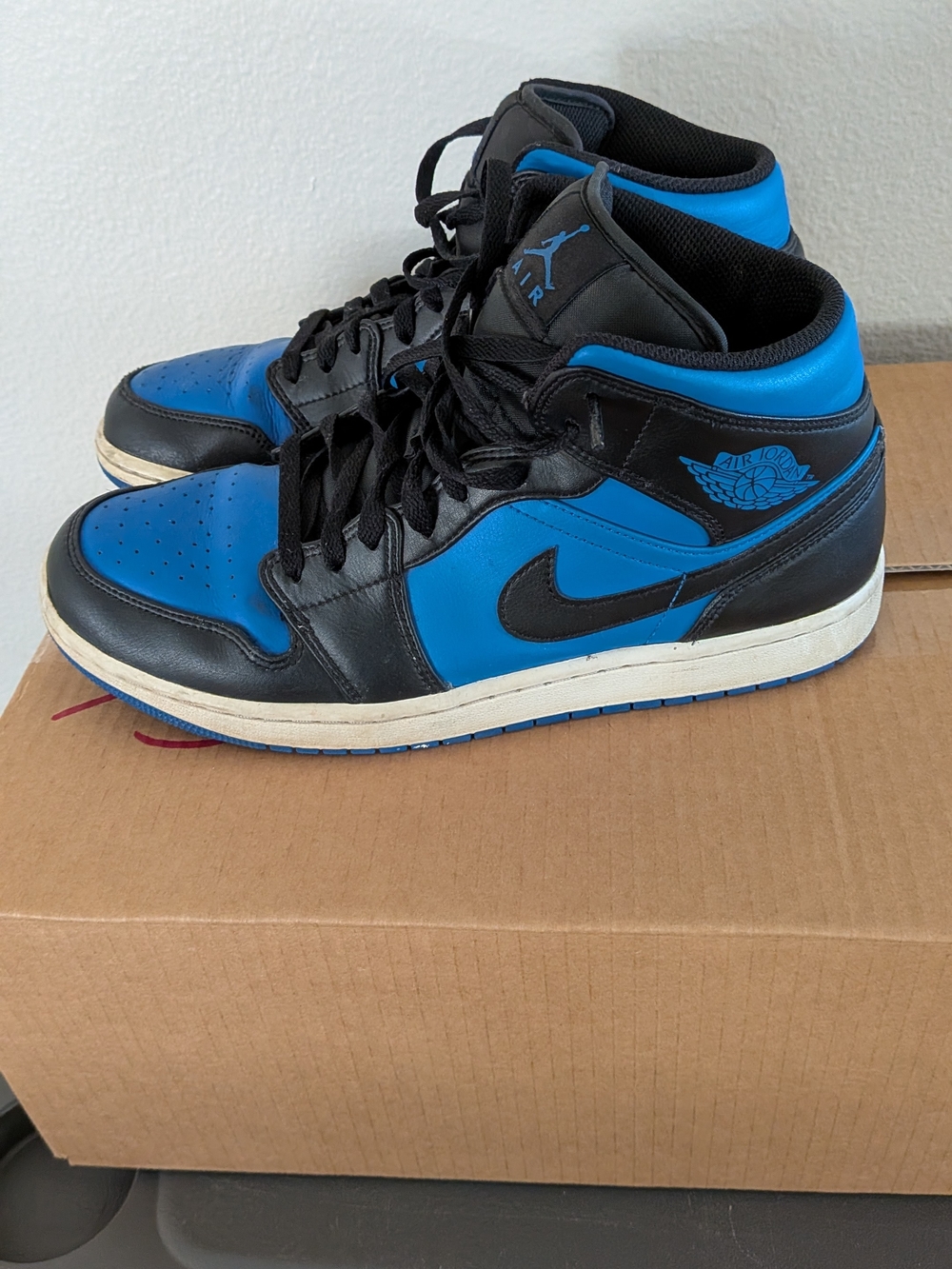 Nike Air Jordan 1 Mid Men's Shoes in Black and Blue
